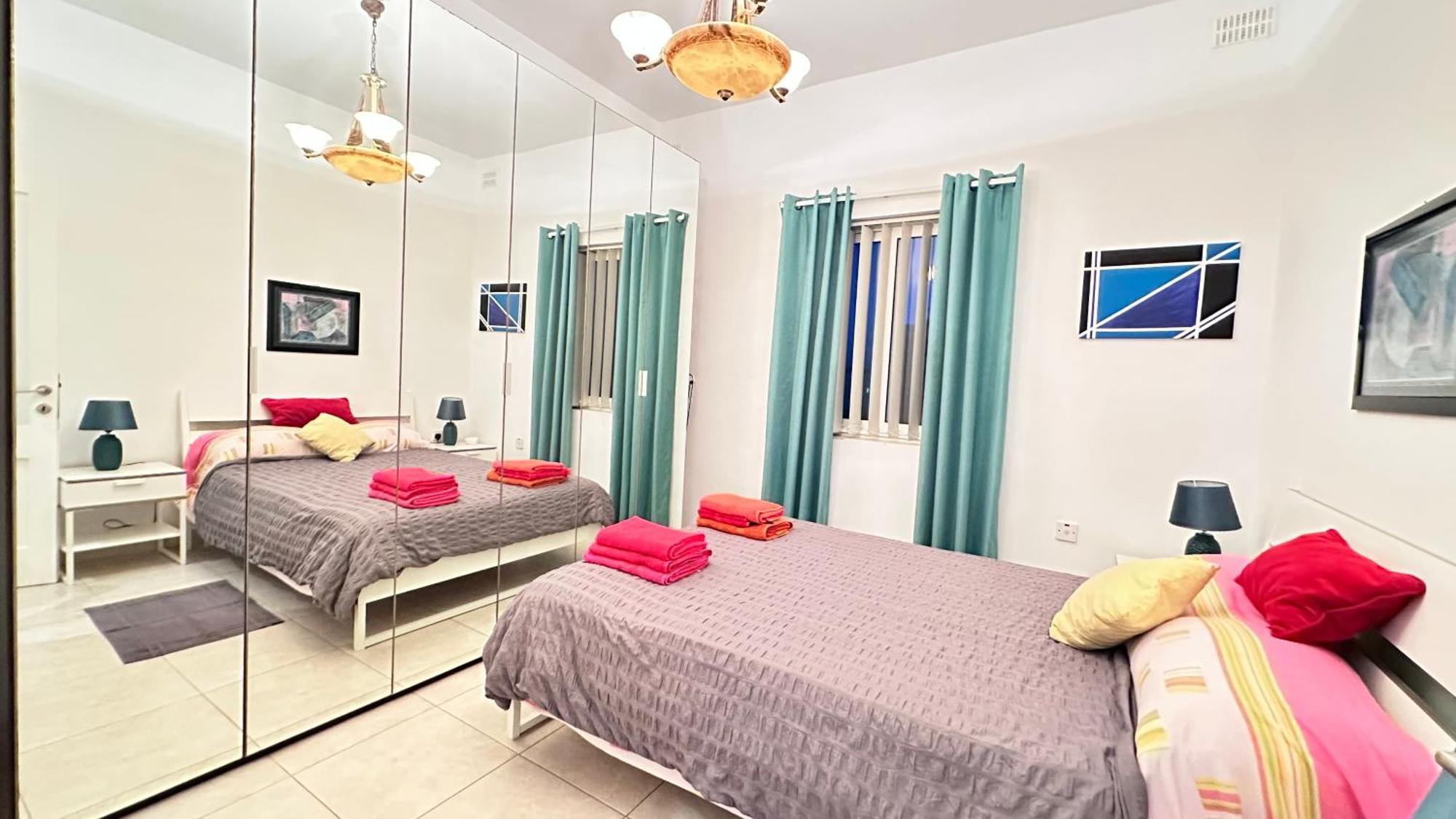 Apartment Centrally Located 2 Sea Eats Bus Right In Front *