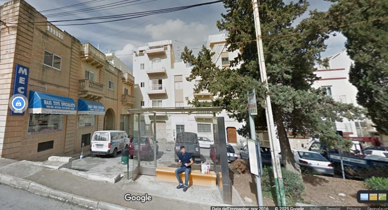 Centrally Located 2 Sea Eats Bus Right In Front Apartment