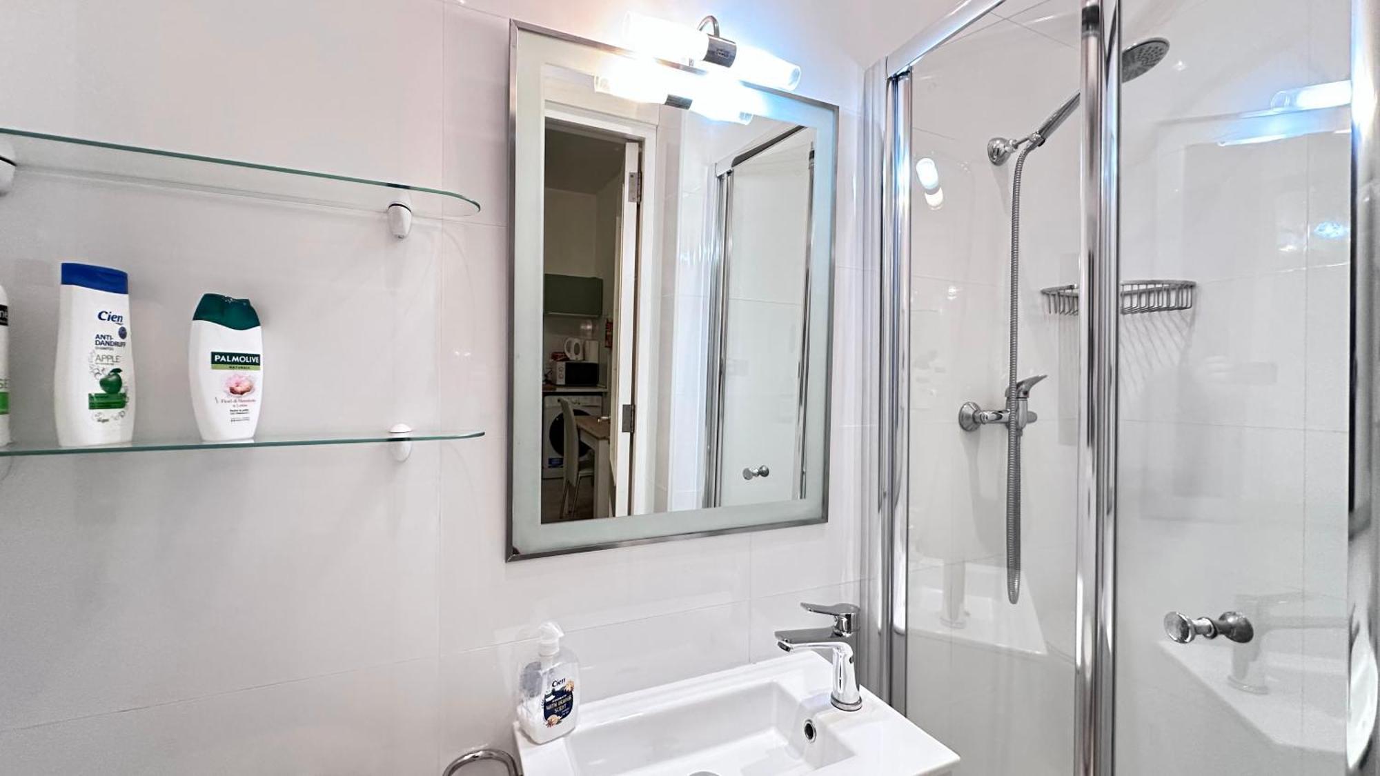 Apartment Centrally Located 2 Sea Eats Bus Right In Front *