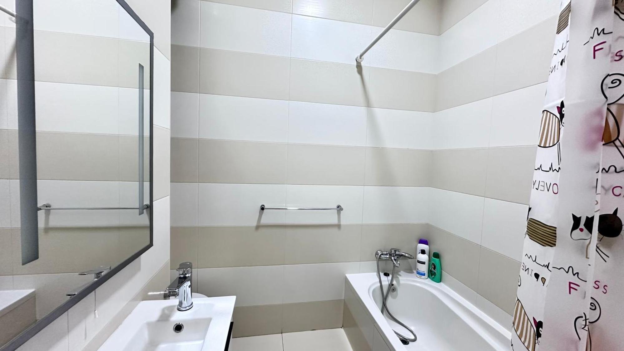 Centrally Located 2 Sea Eats Bus Right In Front Apartment *